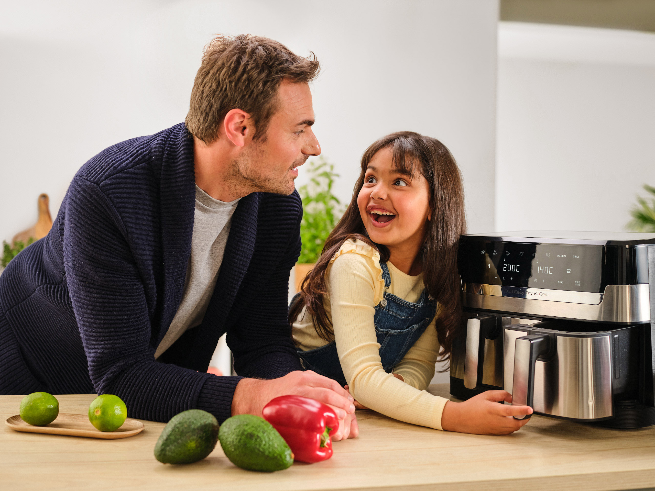 MLX_-EZ905D20_DUAL-EASY-FRY_Lifestyle-focus2.jpg